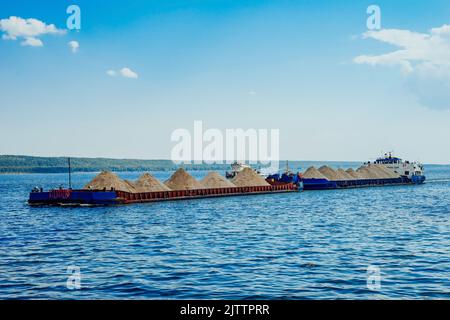 Lastkähne mit Sand. Die Barge transportiert Sand entlang der Wolga. Extraktion von Sand Stockfoto