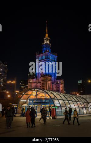 Warschaus Palast der Kultur und Wissenschaft, beleuchtet zur Unterstützung der Ukraine Stockfoto