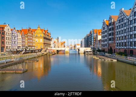 Danzig, Polen - 11. März 2022: Wunderschöne Altstadt von Danzig am Fluss Motlawa Stockfoto