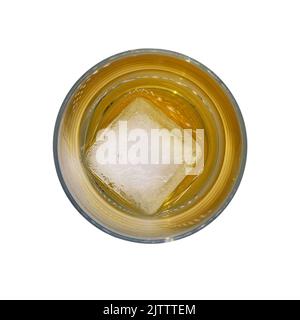 Draufsicht auf ein klares Glas Whisky mit zwei runden Eiswürfeln isoliert auf weißem Hintergrund Stockfoto