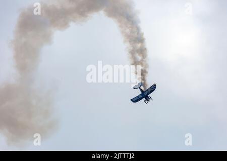 Bournemouth, Dorset, Großbritannien. 1.. September 2022. Tausende werden in den nächsten vier Tagen auf Bournemouth absteigen, um das spezielle Bournemouth Air Festival zu besuchen, das heute stattfindet und den Segen der Königin erhalten hat, mit viel Aktivität am Himmel, auf See und an Land. Rich Goodwin führt in seinem neuen Pitts S2S Jet Pitts G-JPIT durch. Quelle: Carolyn Jenkins/Alamy Live News Stockfoto