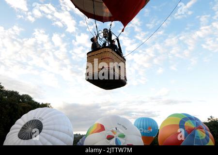 Ceska Skalice, Tschechische Republik. 1. September 2022. Ballonfahrer aus der Tschechischen Republik treffen sich bei der größten Ballonveranstaltung in diesem Jahr in der Tschechischen Republik. Eine Sammlung von 29 Heißluftballons, die in der tschechischen Stadt Ceska Skalice bei Nachod (150 Kilometer nördlich von Prag) teilnehmen. (Bild: © Slavek Ruta/ZUMA Press Wire) Stockfoto