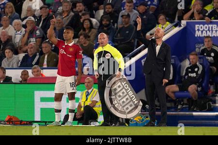 Der Manchester United-Manager Erik ten Hag bringt Casemiro während des Premier League-Spiels im King Power Stadium, Leicester, ins Spiel. Bilddatum: Donnerstag, 1. September 2022. Stockfoto