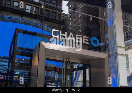 New York City, NY, USA - 22. August 2022: Eine Chase Bank Niederlassung in New York City, NY, USA. Stockfoto