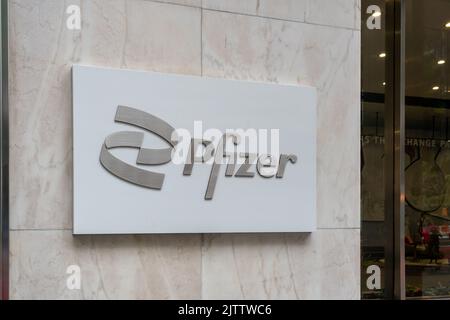 New York City, NY, USA - 22. August 2022: Der Eingang zum Pfizer Welthauptsitz in New York City, USA. Stockfoto