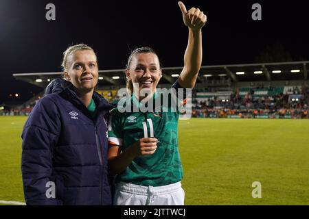 Katie McCabe und Ruesha Littlejohn (links) feiern nach dem FIFA Frauen-WM-Qualifying Group Ein Spiel im Tallaght Stadium in Dublin, Irland. Bilddatum: Donnerstag, 1. September 2022. Stockfoto