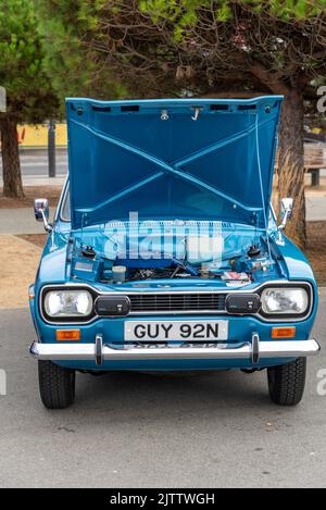 1974 Ford Escort MkI-Wagen auf der Marine Parade, Southend on Sea, Essex, Großbritannien. Motorraum auf dem Display mit Motorhaube auf Stockfoto