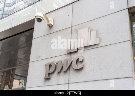 New York City, USA - 22. August 2022: PricewaterhouseCoopers (PwC) Logo auf dem Bürogebäude an der Madison Ave. In New York City. Stockfoto