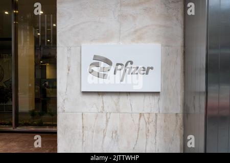 New York City, NY, USA - 22. August 2022: Nahaufnahme des Pfizer-Zeichens am Hauptsitz in New York City, USA. Stockfoto