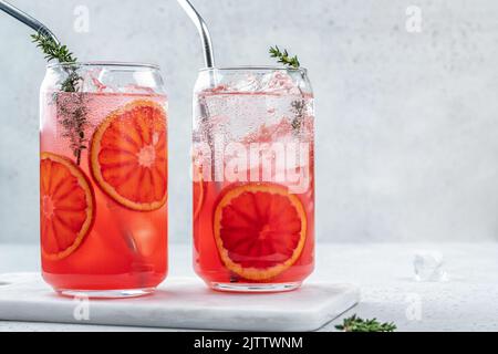 Blutorange Margarita Cocktail mit Eis und Thymian Stockfoto