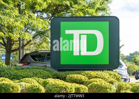 East Hanover, NJ, USA - 16. August 2022: Ein TD-Logo ist an einer seiner Filialen in NJ, USA, zu sehen. Stockfoto