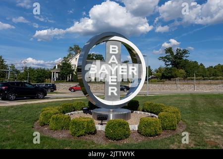 Whippany, NJ, USA - 16. August 2022: Das Bayer-Logo ist am 16. August 2022 am US-Hauptsitz in Whippany, New Jersey, zu sehen. Stockfoto
