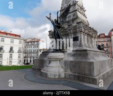 Geflügelte Statue am Fuße von Prinz Heinrich der Navigator Statue außerhalb des Bolsa-Palastes (aus dem Bild) in Porto Portugal Stockfoto