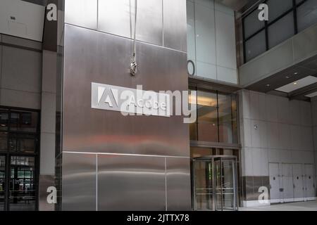 New York City, USA - 17. August 2022: Der Eingang zum Adobe-Bürogebäude in New York City, USA. Stockfoto