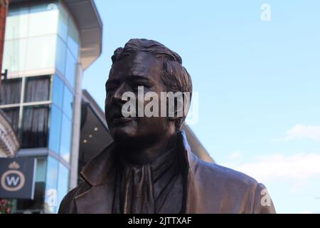 Brian Epstein Statue in Liverpool, die am 27.. August 2022 enthüllt wurde. Stockfoto