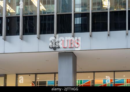 New York, NY, USA - 18. August 2022: UBS-Logo am 18. August 2022 auf dem Zweigstellengebäude in New York, NY, USA. Stockfoto