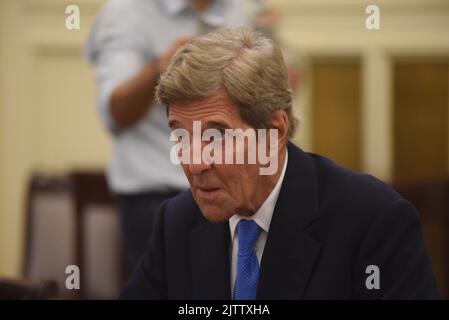 Athen, Attiki, Griechenland. 29. August 2022. Der SONDERGESANDTE DES US-Präsidenten für Klima und der ehemalige Außenminister, John Kerry, während des Treffens mit dem griechischen Außenminister Nikos Dendias. (Bild: © Dimitrios Karvountzis/Pacific Press via ZUMA Press Wire) Stockfoto