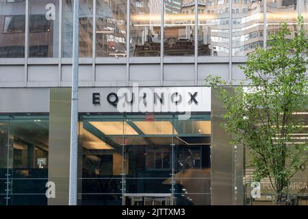 Nahaufnahme des Equinox-Logos auf dem Gebäude eines ihrer Fitnessstudios in New York City, USA. Stockfoto