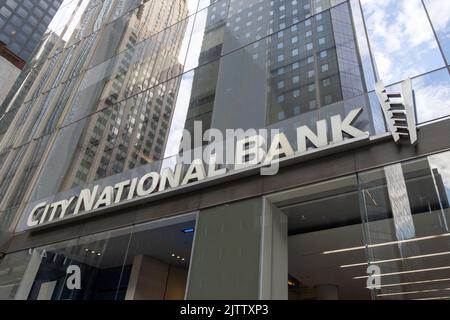 New York City, USA - 18. August 2022: Eine Niederlassung der City National Bank an der 6th Avenue in New York City, USA. Stockfoto