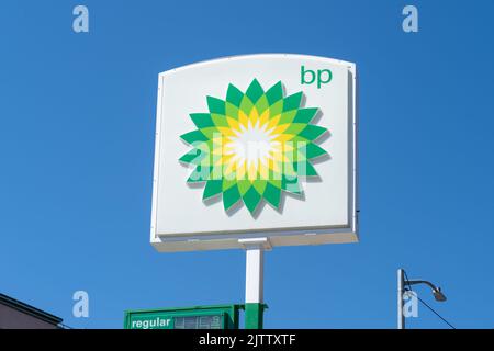 New York City, USA - 19. August 2022: Ein BP-Schild mit blauem Himmel im Hintergrund an einer Tankstelle New York City, USA Stockfoto