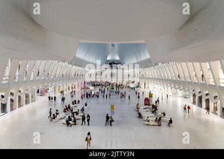 Leute, die im Westfield World Trade Center in Manhattan, New York City, einkaufen. Stockfoto