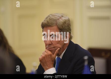 Athen, Attiki, Griechenland. 29. August 2022. Der SONDERGESANDTE DES US-Präsidenten für Klima und der ehemalige Außenminister, John Kerry, während des Treffens mit dem griechischen Außenminister Nikos Dendias. (Bild: © Dimitrios Karvountzis/Pacific Press via ZUMA Press Wire) Stockfoto