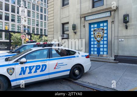 New York City, NY, USA - 20. August 2022: Zwei Polizeiautos auf der 1st Precinct Police Station in New York City, USA Stockfoto
