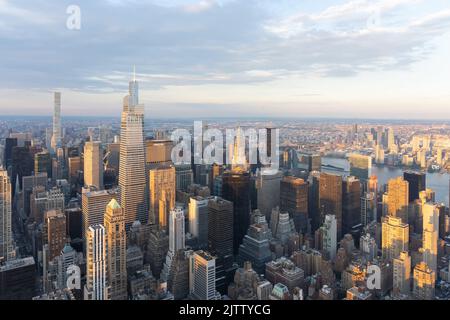 New York, NY, USA - 20. August 2022: Blick auf die Skyline von Manhattan von der Spitze des Empire State Building in der Abenddämmerung auf den Nordosten in New York, NY, USA Stockfoto