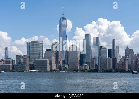 Blick auf die Skyline von Downtown Manhattan von Jersey City, NJ, USA, 23. August 2022. Stockfoto