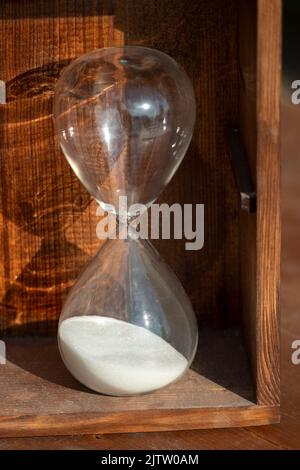 Sanduhr mit weißem Sand Stockfoto