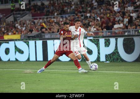 Rom, Latium, Italien. 30. August 2022. Im Stadio Olimpico von Rom, als Roma Monza 3-0 für das Spiel der italienischen Serie A 4. 2022 - 2023 besiegten.in diesem Bild: Matteo Pessina und Mehmet Celik (Kreditbild: © Paolo Pizzi/Pacific Press via ZUMA Press Wire) Stockfoto