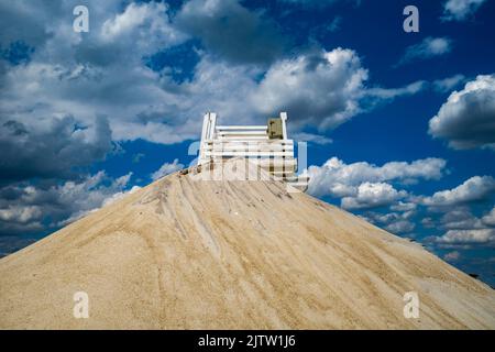 New York, New York, USA. 31. August 2022. Leerer Rettungsschwimmer-Turm und Sandberg am Jones Beach Long Island NY am Ende der Sommerstrandsaison kurz vor dem Labor Day Wochenende. (Bild: © Milo Hess/ZUMA Press Wire) Stockfoto