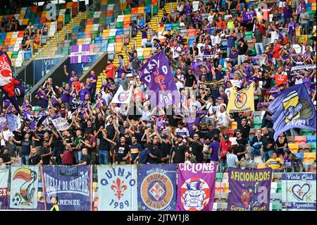 Udine, Italien. 31. August 2022. ACF Fiorentina Unterstützer während Udinese Calcio gegen ACF Fiorentina, italienische Fußballserie A Spiel in Udine, Italien, August 31 2022 Quelle: Independent Photo Agency/Alamy Live News Stockfoto