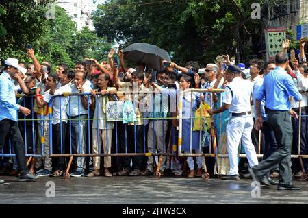 Kalkutta, Westbengalen, Indien. 1. September 2022. Die Menschen versammelten sich auf einer Straße, um die Kundgebung zu sehen. (Bild: © Suraranjan Nandi/Pacific Press via ZUMA Press Wire) Stockfoto