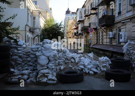 Odessa, Ukraine. 01. September 2022. Sandsäcke und Autoreifen sind auf der Straße zu sehen. Seit Beginn des umfassenden Krieges der Russischen Föderation gegen die Ukraine ist das historische Zentrum von Odessa zu militärischen Zwecken durch Barrikaden aus Sandsäcken gesperrt worden. Nach einem halben Jahr und dem Mangel an Erfolg bei der Gefangennahme von Odessa ist das Zentrum wieder für die Öffentlichkeit zugänglich, und die Taschen bleiben eine Erinnerung an eine mögliche Bedrohung. (Foto: Viacheslav Onyshchenko/SOPA Images/Sipa USA) Quelle: SIPA USA/Alamy Live News Stockfoto