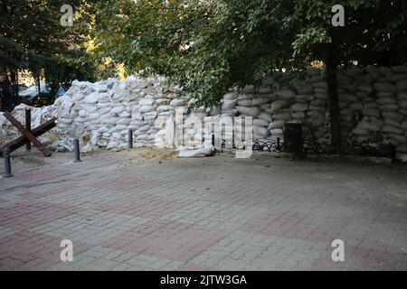 Odessa, Ukraine. 01. September 2022. Sandsäcke, Stacheldraht und Anti-Tank-Igel sind auf der Straße zu sehen. Seit Beginn des umfassenden Krieges der Russischen Föderation gegen die Ukraine ist das historische Zentrum von Odessa zu militärischen Zwecken durch Barrikaden aus Sandsäcken gesperrt worden. Nach einem halben Jahr und dem Mangel an Erfolg bei der Gefangennahme von Odessa ist das Zentrum wieder für die Öffentlichkeit zugänglich, und die Taschen bleiben eine Erinnerung an eine mögliche Bedrohung. (Foto: Viacheslav Onyshchenko/SOPA Images/Sipa USA) Quelle: SIPA USA/Alamy Live News Stockfoto