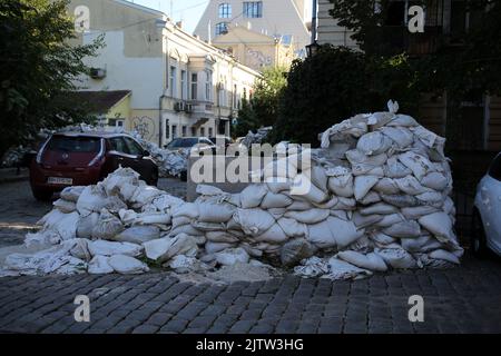 Odessa, Ukraine. 01. September 2022. Sandsäcke und eine Betonbarrikade sind auf der Straße zu sehen. Seit Beginn des umfassenden Krieges der Russischen Föderation gegen die Ukraine ist das historische Zentrum von Odessa zu militärischen Zwecken durch Barrikaden aus Sandsäcken gesperrt worden. Nach einem halben Jahr und dem Mangel an Erfolg bei der Gefangennahme von Odessa ist das Zentrum wieder für die Öffentlichkeit zugänglich, und die Taschen bleiben eine Erinnerung an eine mögliche Bedrohung. (Foto: Viacheslav Onyshchenko/SOPA Images/Sipa USA) Quelle: SIPA USA/Alamy Live News Stockfoto