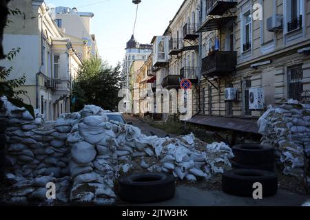 Odessa, Ukraine. 01. September 2022. Sandsäcke, Stacheldraht und Autoreifen sind auf der Straße zu sehen. Seit Beginn des umfassenden Krieges der Russischen Föderation gegen die Ukraine ist das historische Zentrum von Odessa zu militärischen Zwecken durch Barrikaden aus Sandsäcken gesperrt worden. Nach einem halben Jahr und dem Mangel an Erfolg bei der Gefangennahme von Odessa ist das Zentrum wieder für die Öffentlichkeit zugänglich, und die Taschen bleiben eine Erinnerung an eine mögliche Bedrohung. (Foto: Viacheslav Onyshchenko/SOPA Images/Sipa USA) Quelle: SIPA USA/Alamy Live News Stockfoto