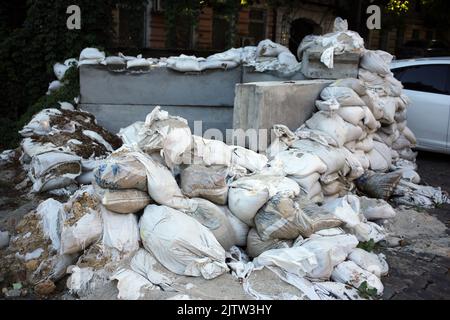 Odessa, Ukraine. 01. September 2022. Sandsäcke und eine Betonbarrikade sind auf der Straße zu sehen. Seit Beginn des umfassenden Krieges der Russischen Föderation gegen die Ukraine ist das historische Zentrum von Odessa zu militärischen Zwecken durch Barrikaden aus Sandsäcken gesperrt worden. Nach einem halben Jahr und dem Mangel an Erfolg bei der Gefangennahme von Odessa ist das Zentrum wieder für die Öffentlichkeit zugänglich, und die Taschen bleiben eine Erinnerung an eine mögliche Bedrohung. (Foto: Viacheslav Onyshchenko/SOPA Images/Sipa USA) Quelle: SIPA USA/Alamy Live News Stockfoto