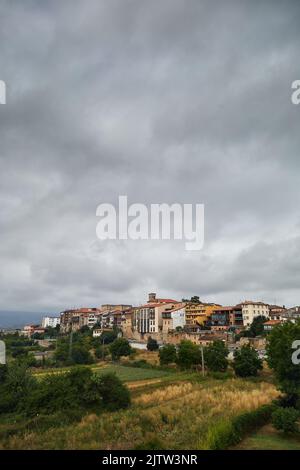 Schöne Aussicht auf das mittelalterliche Dorf Medina de Pomar, Burgos.Spanien.Vertikales Format Stockfoto