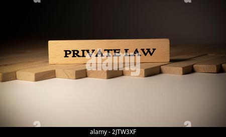 Privatrecht auf Holzoberfläche geschrieben. Recht und Staat. Stockfoto