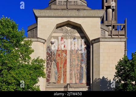 Der Haupteingang der Saint-Honoré-Kirche (1957-1961) von Amiens im Art déco-Stil in Amiens (Somme), Frankreich Stockfoto