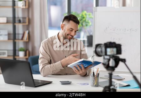 Männlicher Mathematiklehrer, der zu Hause Online-Unterricht hat Stockfoto