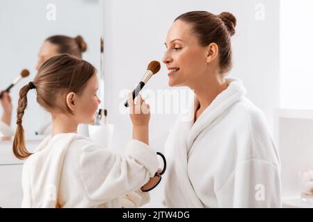 Mutter und Tochter, die Make-up im Badezimmer Stockfoto