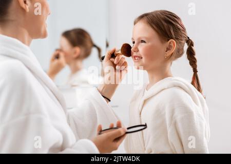 Mutter und Tochter, die Make-up im Badezimmer Stockfoto