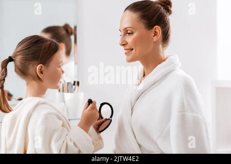 Mutter und Tochter, die Make-up im Badezimmer Stockfoto