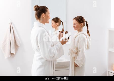 Mutter und Tochter, die Make-up im Badezimmer Stockfoto