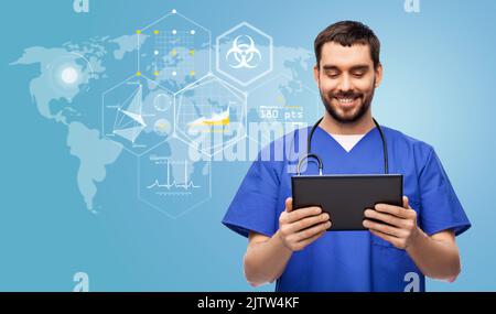 Arzt oder Krankenschwester mit Tablet-pc über Charts Stockfoto