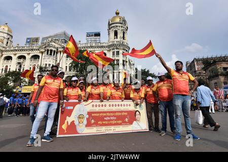 Kalkutta, Westbengalen, Indien. 1. September 2022. Mitglieder des East Bengal Club haben an der Pre-Puja Mega Rally teilgenommen, die von Govt. Aus Westbengalen organisiert wurde, um der UNESCO dafür zu danken, dass sie Kolkatas Durga Puja auf die Liste der Vertreter des immateriellen Kulturerbes gesetzt hat. (Bild: © Suraranjan Nandi/Pacific Press via ZUMA Press Wire) Stockfoto