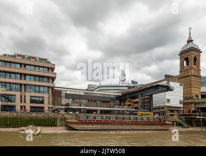 London, England, Großbritannien - 6. Juli 2022: Von der Themse aus. Walbrook Wharf wird als Abfallüberladestelle mit Lastkahn auf Kranlader verwendet. Torturm von Cannon Stockfoto